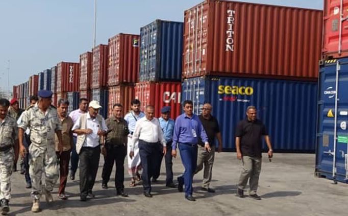 ميناء الحديدة .. وزير النقل يتفقد محطة الحاويات ويوجه بسرعة تخليص البضائع