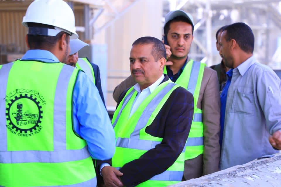 وزير الصناعة يوجه رسالة الى عمال اليمن بمناسبة عيدهم العالمي