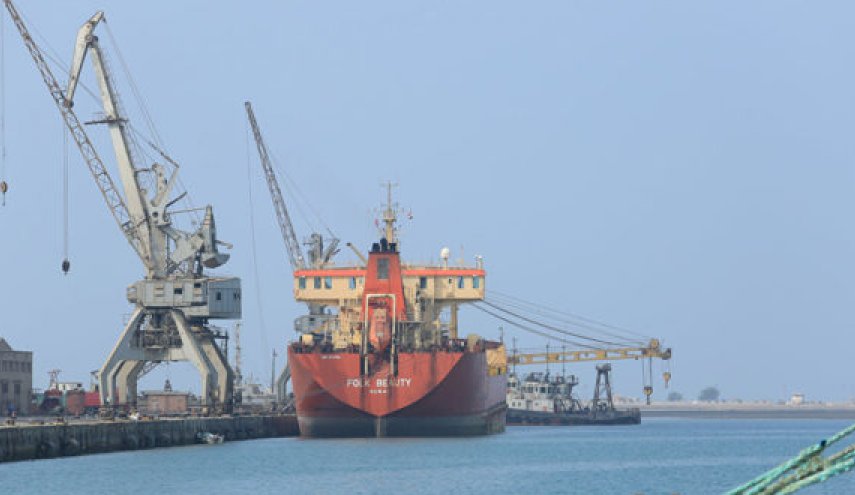 حكومة هادي تعلن السماح لعدد من سفن النفط دخول الحديدة