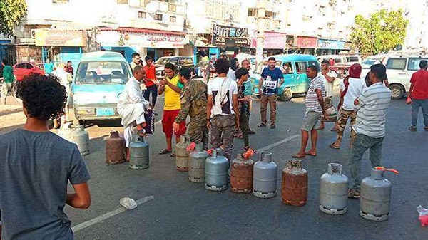 أزمة غاز خانقة تعصف بـ عدن ولحج وأبين وتعطل الإمدادات من مأرب