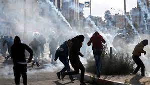إصابة عشرات الفلسطينيين في اشتباكات مع الاحتلال بالقدس