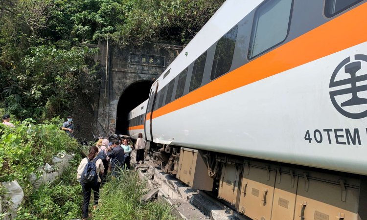 مقتل 51 شخصا في خروج قطار عن القضبان شرق تايوان