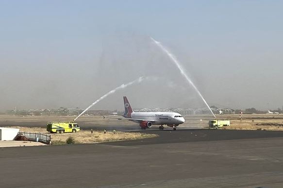وزير النقل يطالب بزيادة الرحلات الجوية من مطار صنعاء تلبية لحاجة المرضى والمسافرين