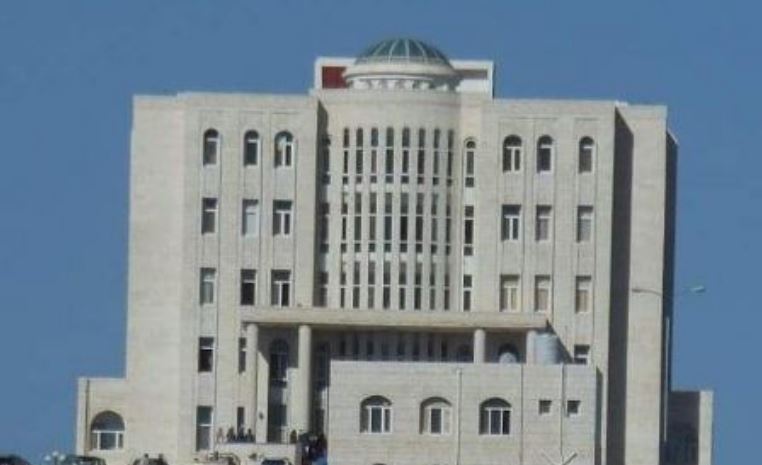 نيابة تعز تواصل تعسفاتها بحق موظفيها النازحين