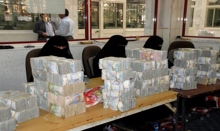 صنعاء تصرف نصف راتب للمتقاعدين