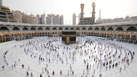 السعودية تدرس منع الوافدين من الحج