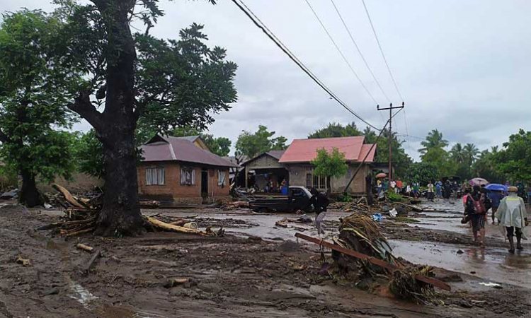 ارتفاع ضحايا الفيضانات بإندونيسيا وتيمور الشرقية إلى 157 قتيل