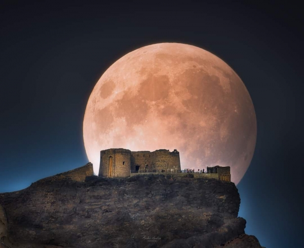 صورة القمر العملاق خلف قلعة صيرة..حقيقية ام فوتوشوب ؟!