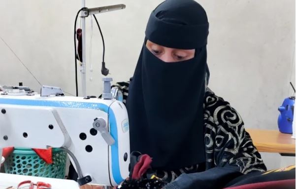 سوسن المطاع .. يمنية تقاوم البطالة بصناعة الملابس