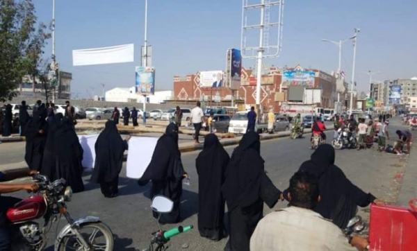 هددت بثورة جياع.. مظاهرة نسائية في المكلا