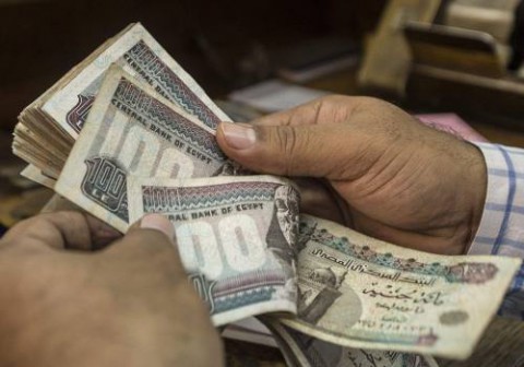 مصر بين خيارين أحلاهما مر لخفض العملة مع سعيها للحصول على قرض صندوق النقد