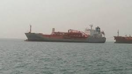 وصول سفينة ديزل الى ميناء الحديدة