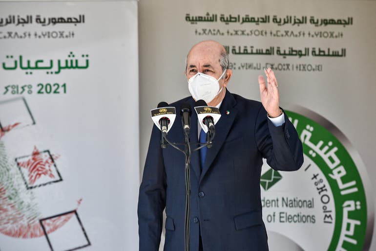 الجزائريون يواصلون الإدلاء بأصواتهم في الانتخابات التشريعية المبكرة