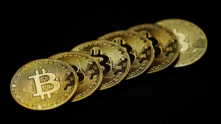 بيتكوين تنخفض إلى نحو 36 ألف دولار
