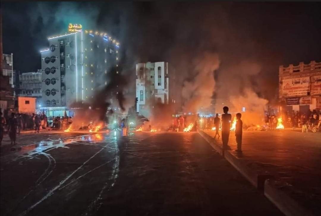 متظاهرن يحرقون المكلا -صورة