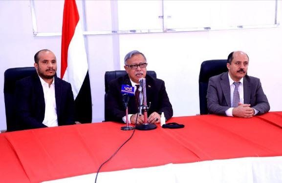 رئيس الوزراء يشيد بأداء وزارة الصناعة والتجارة : تلعب دورا إيجابيا في الاستقرار التمويني