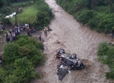 السيول تجرف سيارة ممتلئة بالركاب وتقتل امرأة وطفلة في إب-صورة مؤلمة