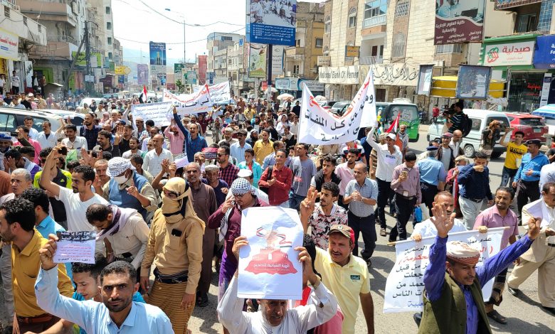 تعز..مظاهرات حاشدة تطالب برحيل محافظ هادي