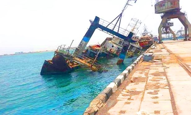 عدن .. مناقشة تنفيذ حكم المحكمة التجارية ببيع جميع السفن الغارقة والمتهالكة في الميناء