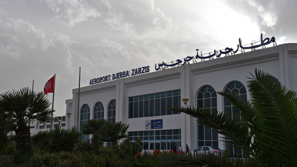 الرئيس التونسي يأمر بإعادة فتح الحدود مع ليبيا