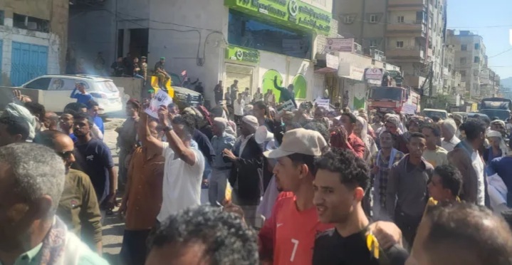 غليان شعبي ضد حكومة عدن جراء تدهور العملة والأوضاع المعيشية