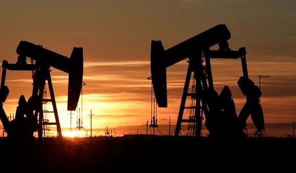 انخفاض أسعار النفط مع سعي الاتحاد الأوروبي لحظر الواردات الروسية
