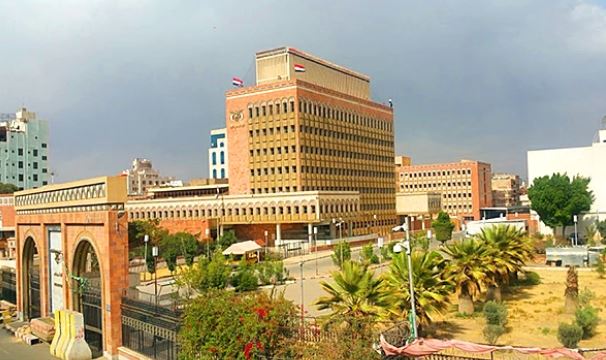 صنعاء .. البنك المركزي يلزم البنوك وشركات الصرافة بتسليم بياناتهم المالية