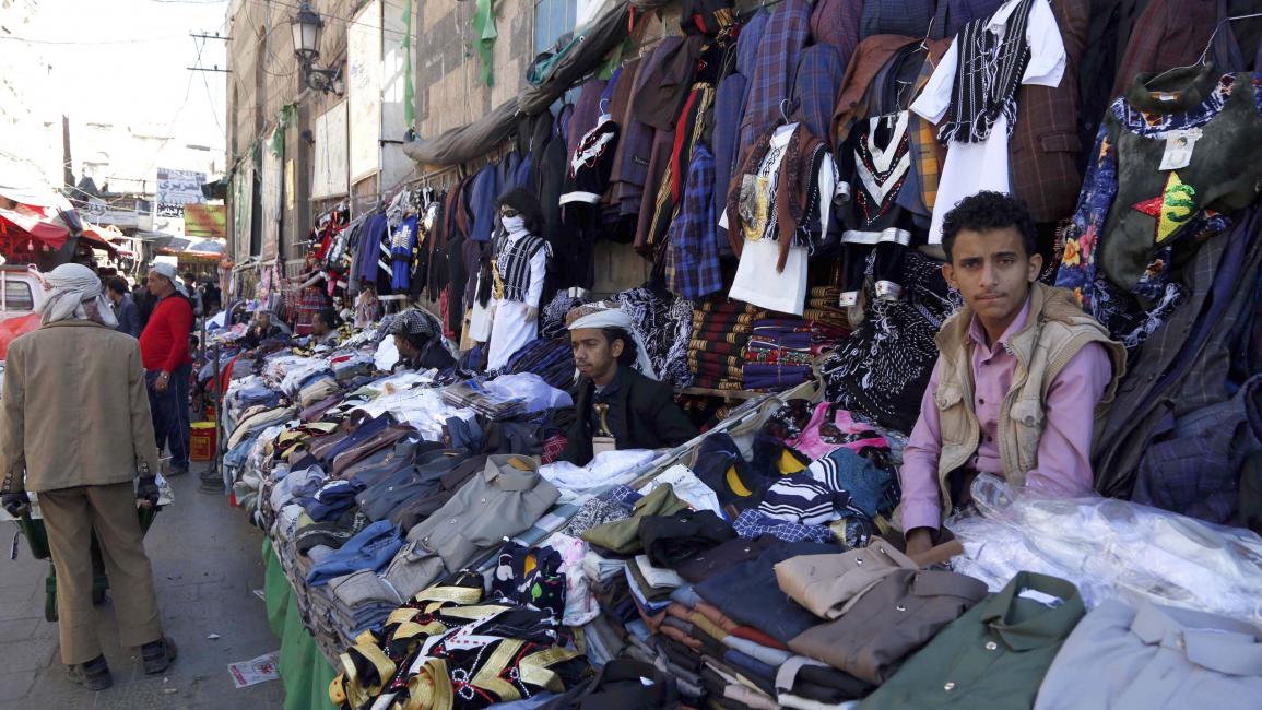 يمنيون يكافحون الفقر بالخياطة
