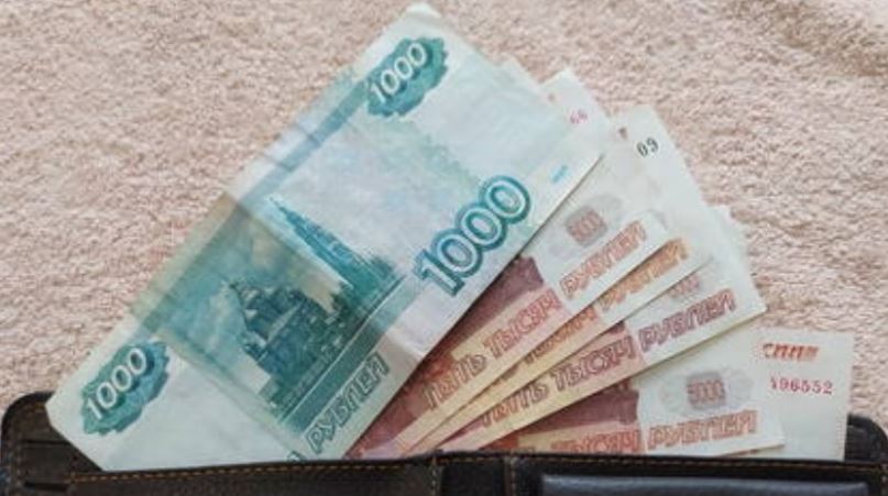 المركزي الروسي يخفف قيود بيع الدولار للأفراد