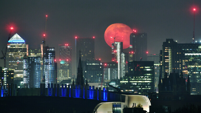 البدر الأكبر والأكثر سطوعا في العام .. القمر الوردي العملاق يزين السماء في 27 أبريل