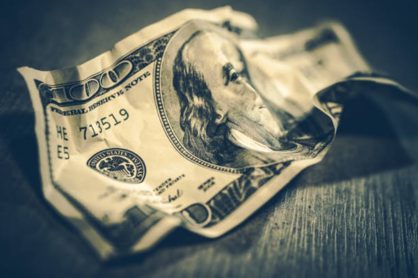 عالمياً.. الدولار يهبط إلى أدنى مستوى في 7 أشهر