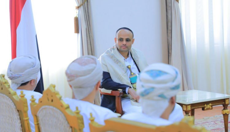 المشاط للوفد العماني : لن نقبل بتأخير آخر لصرف المرتبات وفتح مطار صنعاء