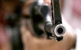 يقتل ابنه وأخر والده وزوج لزوجته بثلاثين طلقة