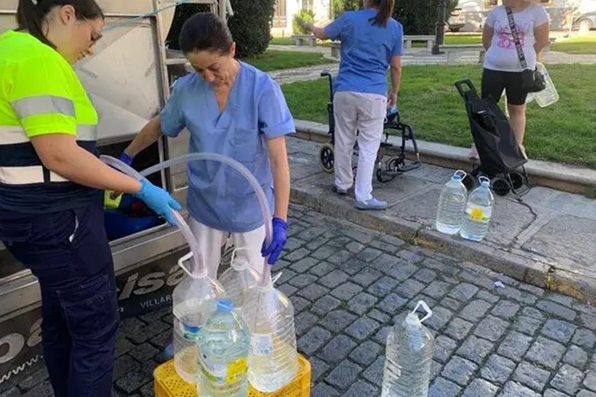 إسبانيا.. طوابير للحصول على المياه المعبأة بسبب الجفاف