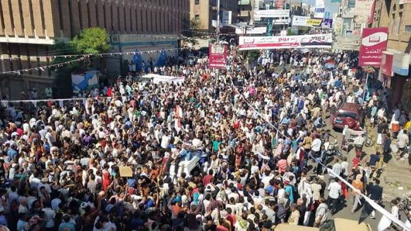 احتجاجات جديدة في تعز ولحج رفضاً لبن مبارك وانهيار الأوضاع المعيشية