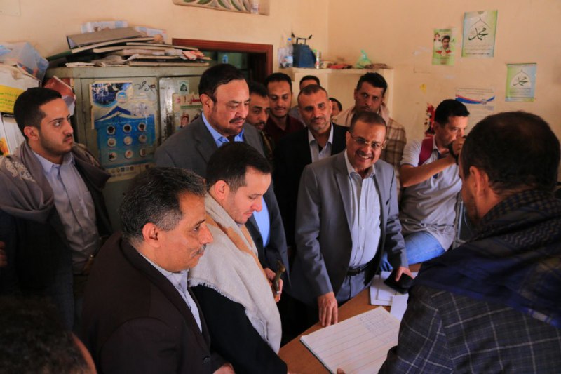 وزير الصناعة يتوعد بمحاسبة مسئولي المكاتب المتقاعسين