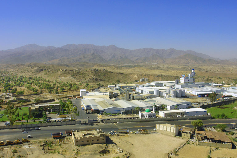 توقف الإنتاج في أكبر مجمع صناعي في اليمن بسبب نفاد الوقود .