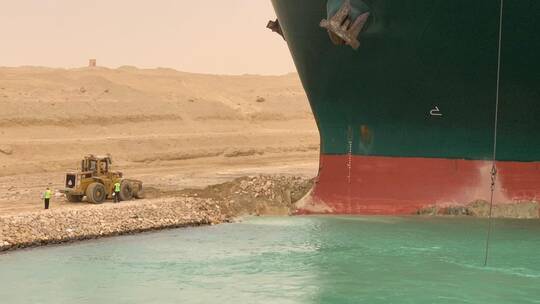 ارتفاع أسعار النفط بعد جنوح سفينة في قناة السويس