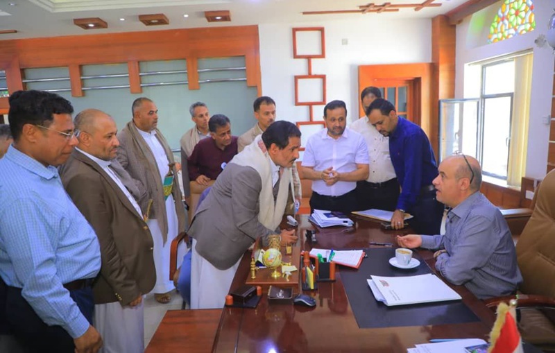التقى المواطنين خلال اليوم المفتوح .. وزير الاقتصاد يؤكد أهمية توطين الصناعة