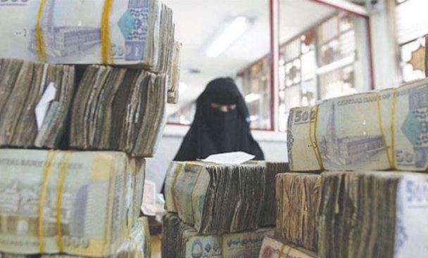 عدن .. الريال يواصل انهياره أمام العملات الأجنبية