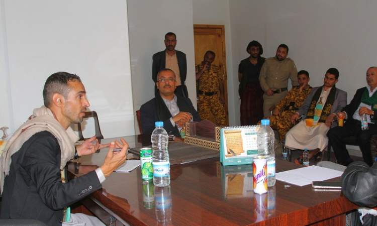 مناقشة تطوير العمل في مكتب الصناعة والتجارة بمحافظة صنعاء