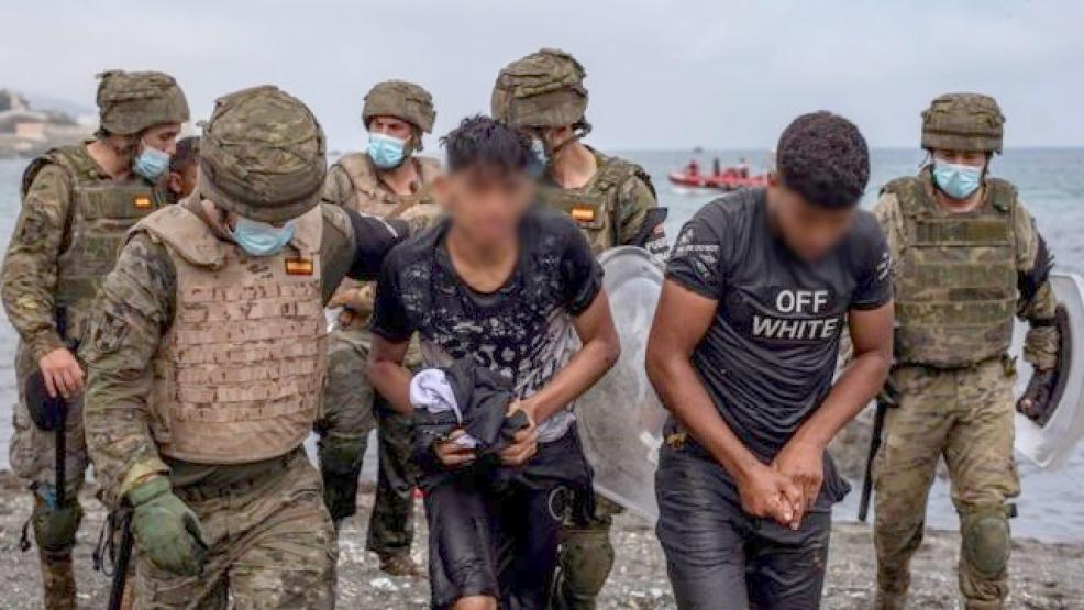 اسبانيا ترحيل 40 يمنيا بطريقة غير قانونية