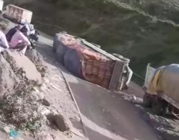 انقلاب 3 شاحنات في