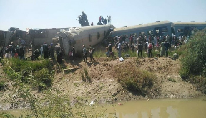 عشرات القتلى والجرحى بتصادم قطارين في مصر