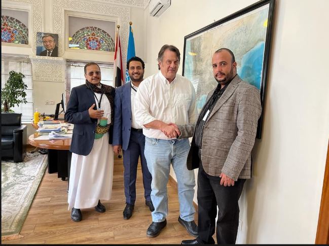 رئيس غرفة الأمانة الهادي يسلم منسق الأمم المتحدة رسالة تطالب بدخول السفن مباشرة إلى ميناء الحديدة