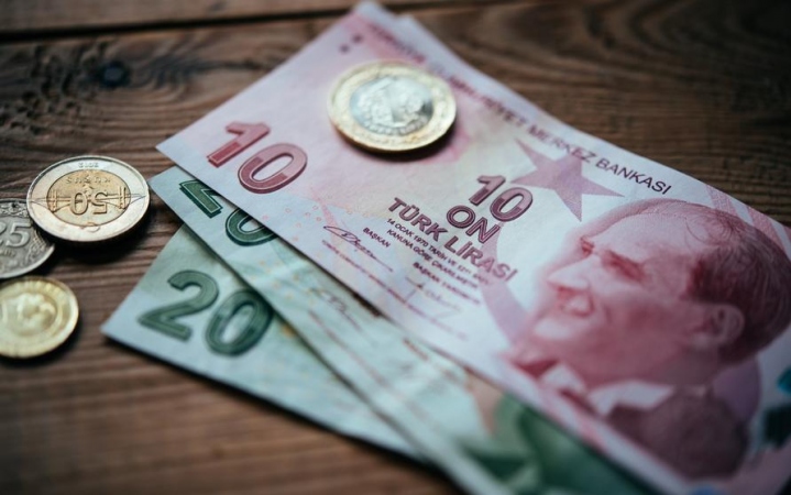 الليرة التركية تتراجع لأدنى مستوى