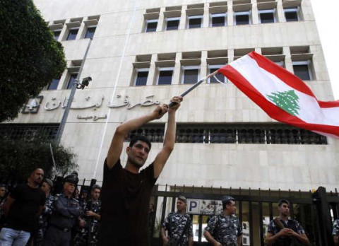 النقد يتربع على عرش الاقتصاد في لبنان وسط انهيار القطاع المصرفي