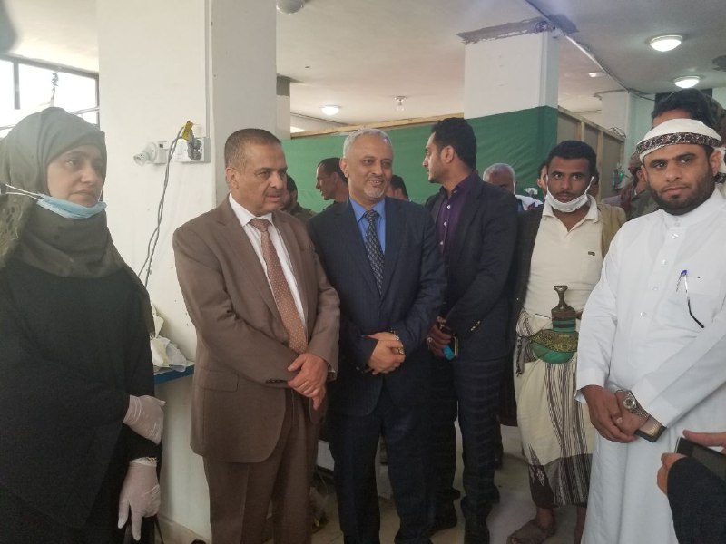 صنعاء .. وزير الصناعة يفاجئ الأسر المنتجة بزيارات ميدانية وشراء منتجاتها
